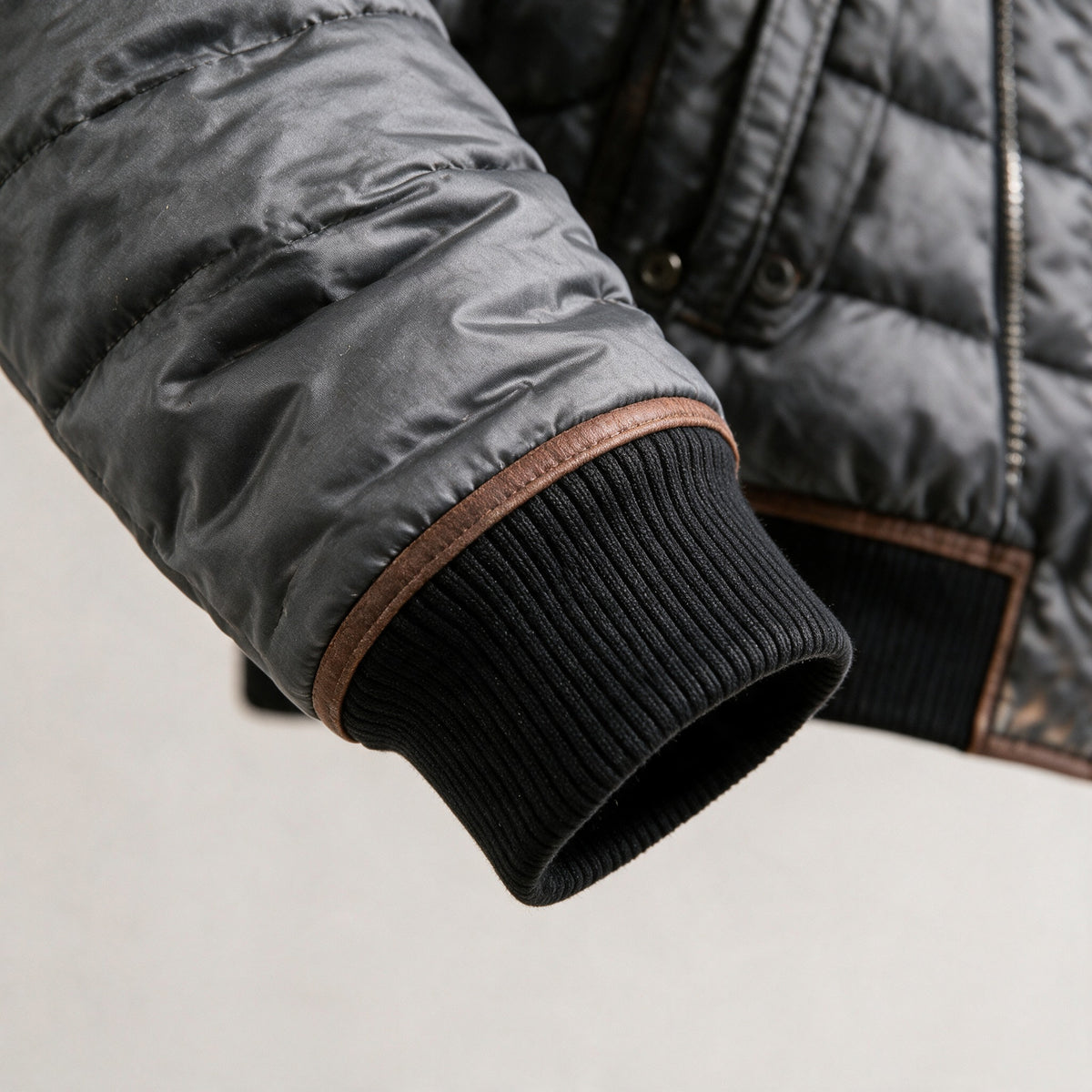 Holloway ribbed cuff with brown trim