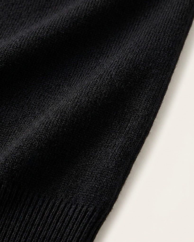 Close-up of the fine flat knit and ribbed hem
